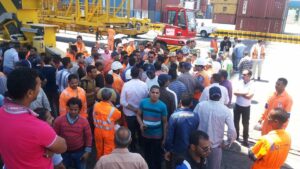 العمال اثناء التحدث مع احد قيادات الجيش