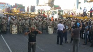 قوات الجيش قبل الهجوم على العمال